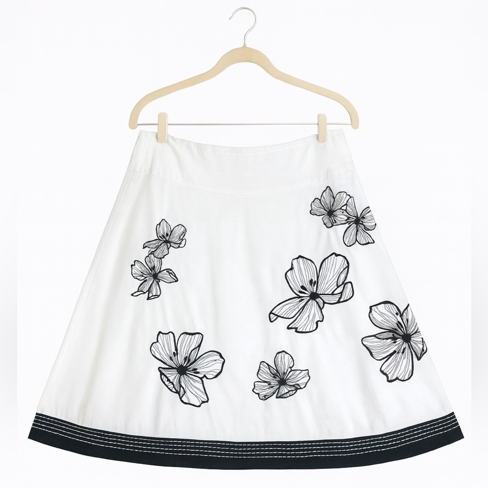 Tribal Women's Size 6 White/Black Lined Floral Embroidered A-Line Skirt.